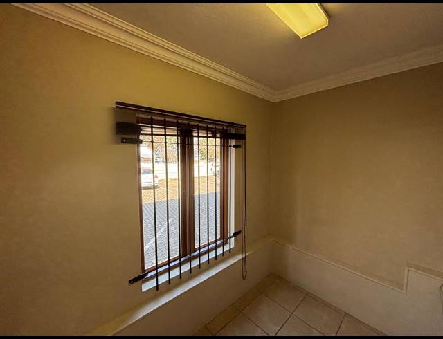 76M² BUSINESS TO LET IN CLUBVIEW